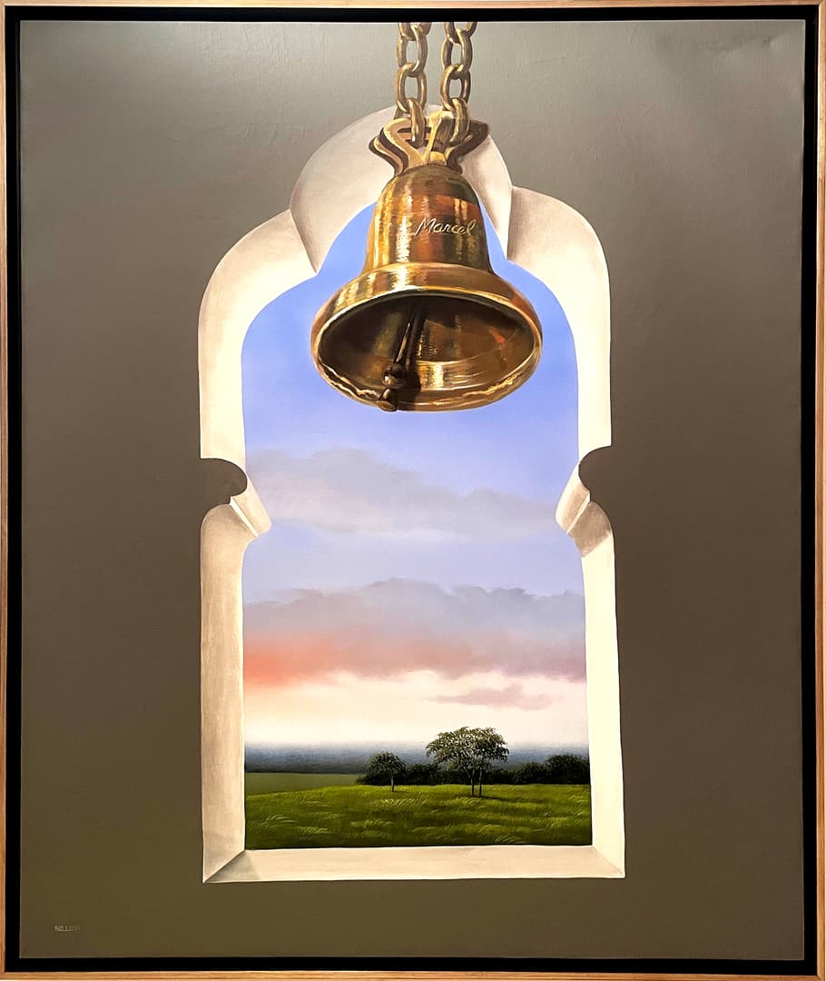 Ventanal con campana y paisaje